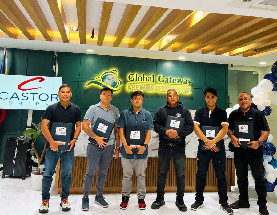 Global Gateway crew sending off to a Castor Ships vessel